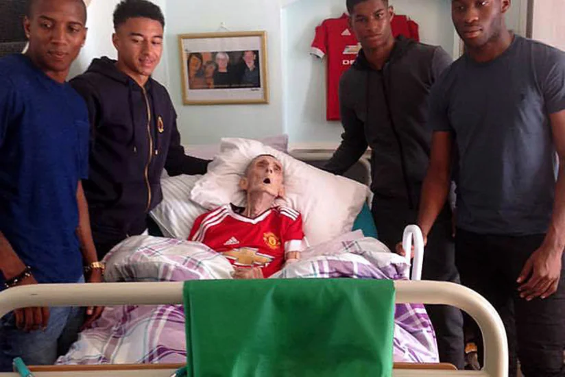 Mançester Yunayted klubu ölüm ayağında olan azarkeşi ziyarət edib - FOTO