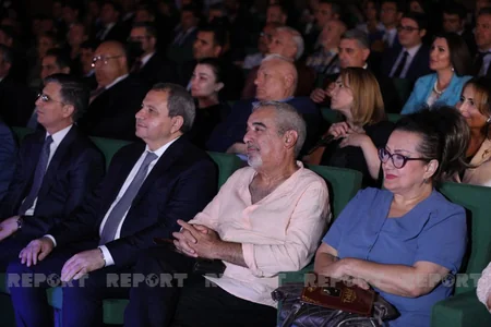 DOST Mərkəzində Çexovun “Təklif” pyesi əsasında hazırlanmış tamaşanın premyerası olub