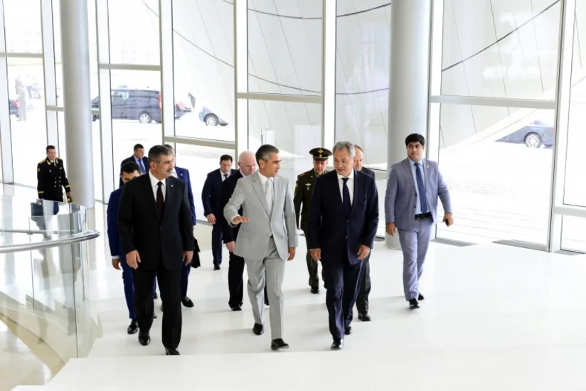 Rusiyanın müdafiə naziri Heydər Əliyev Mərkəzi ilə tanış olub