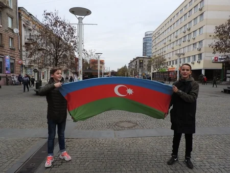 Dövlət Bayrağı Günü münasibətilə Dneprdə aksiya keçirilib