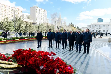 İqtisadiyyat Nazirliyinin rəhbərliyi Xocalı soyqırımı abidəsini ziyarət edib