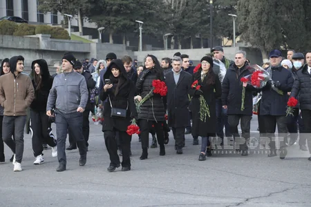 People of Azerbaijan pay tribute to 20 January martyrs - PHOTOS
