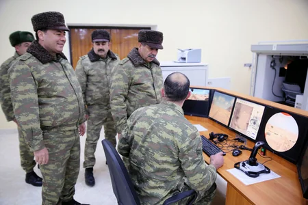 Министр обороны проверил боеспособность бронетехники в прифронтовой зоне