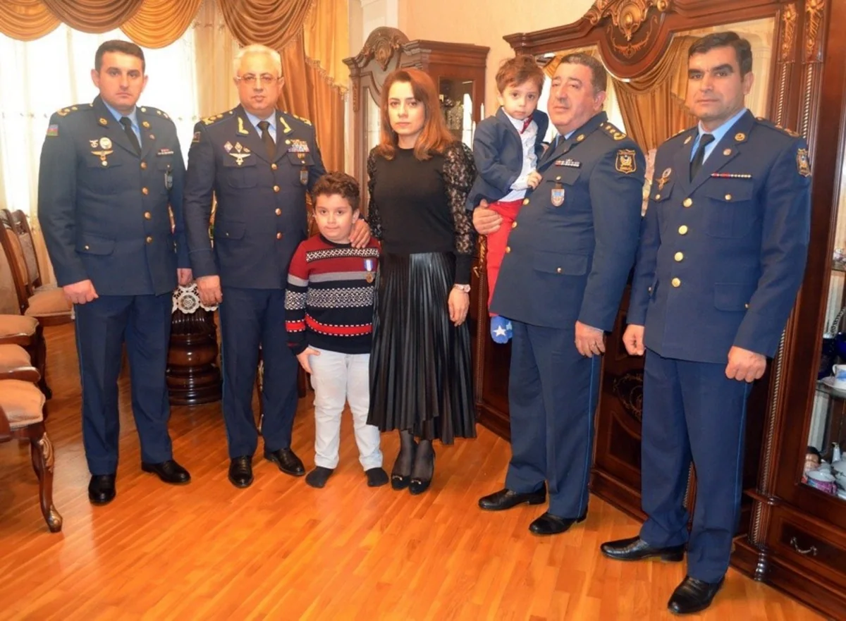 “Şücaətə görə” medalı hərbi pilot Rəşad Atakişiyevin ailəsinə təqdim olunub