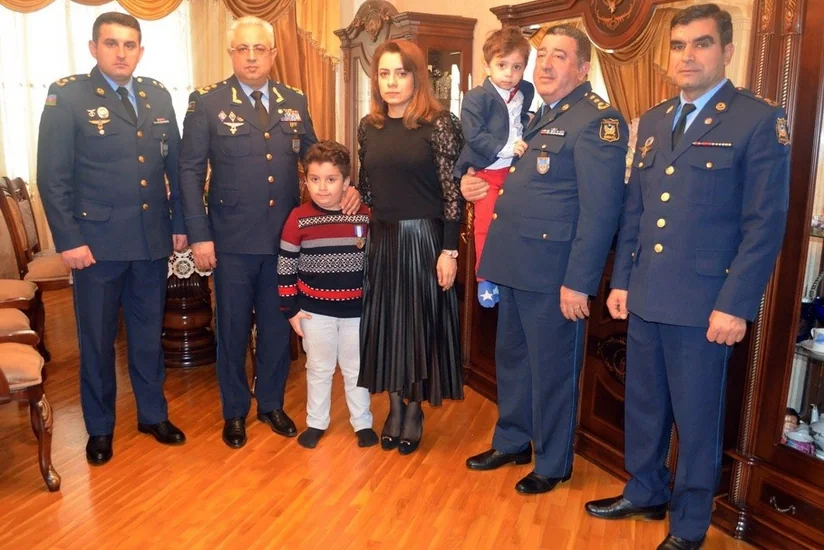 “Şücaətə görə” medalı hərbi pilot Rəşad Atakişiyevin ailəsinə təqdim olunub