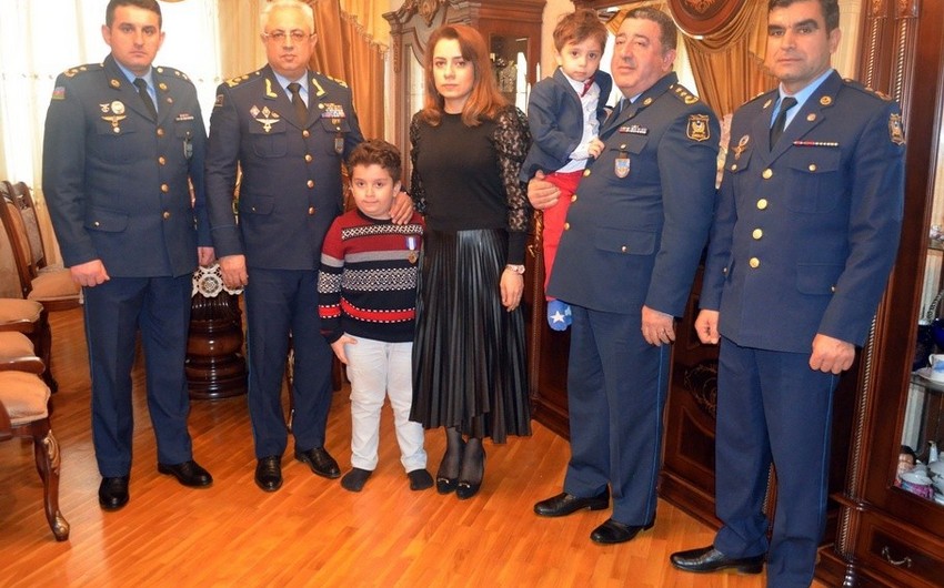 “Şücaətə görə” medalı hərbi pilot Rəşad Atakişiyevin ailəsinə təqdim olunub
