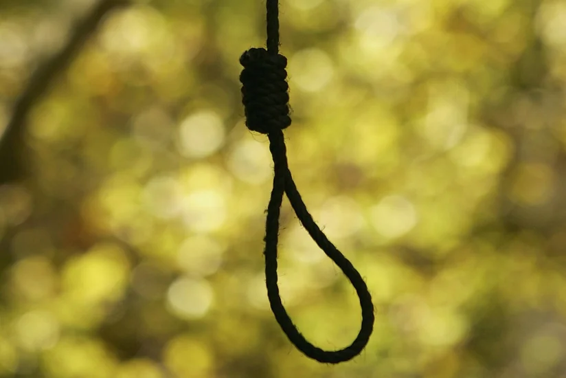 Qaxda 25 yaşlı gənc özünü nar ağacından asıb