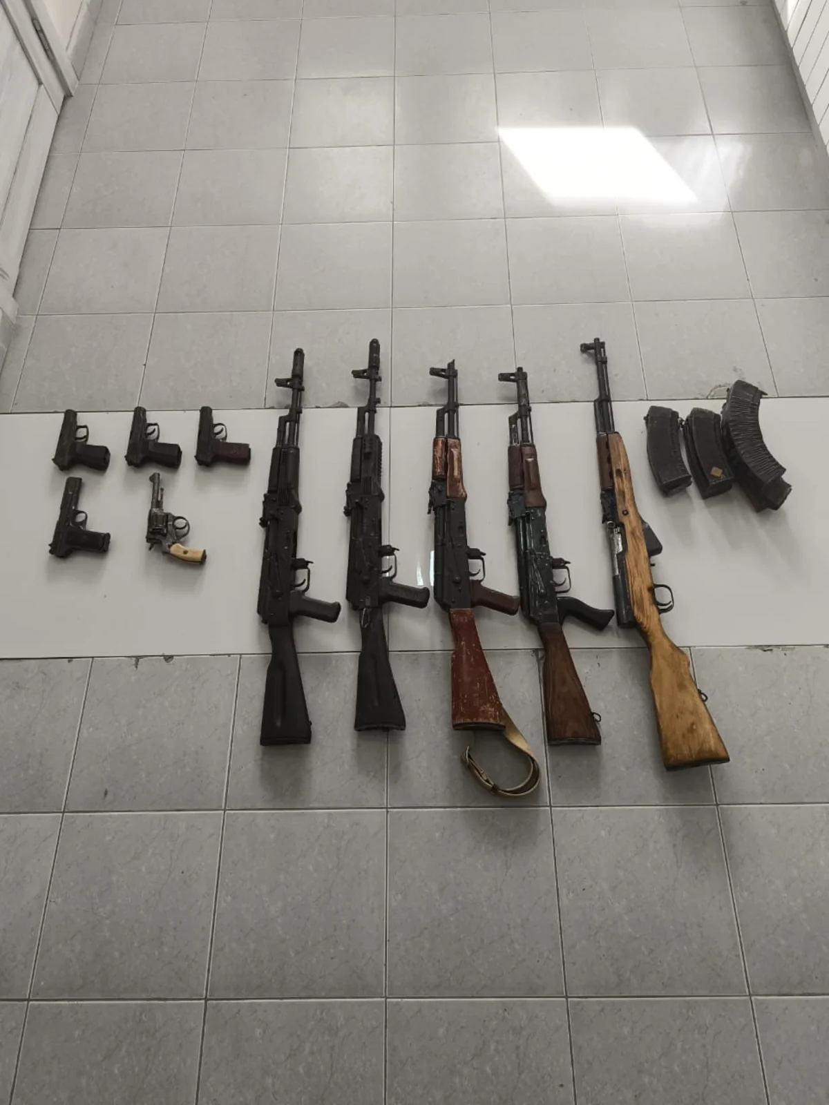 Laçında 4 avtomat, 5 tapança aşkarlanıb