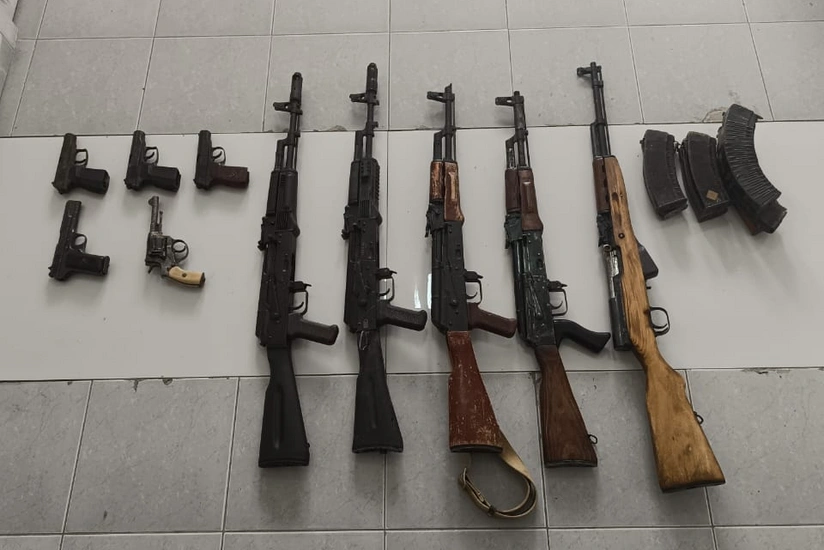Laçında 4 avtomat, 5 tapança aşkarlanıb