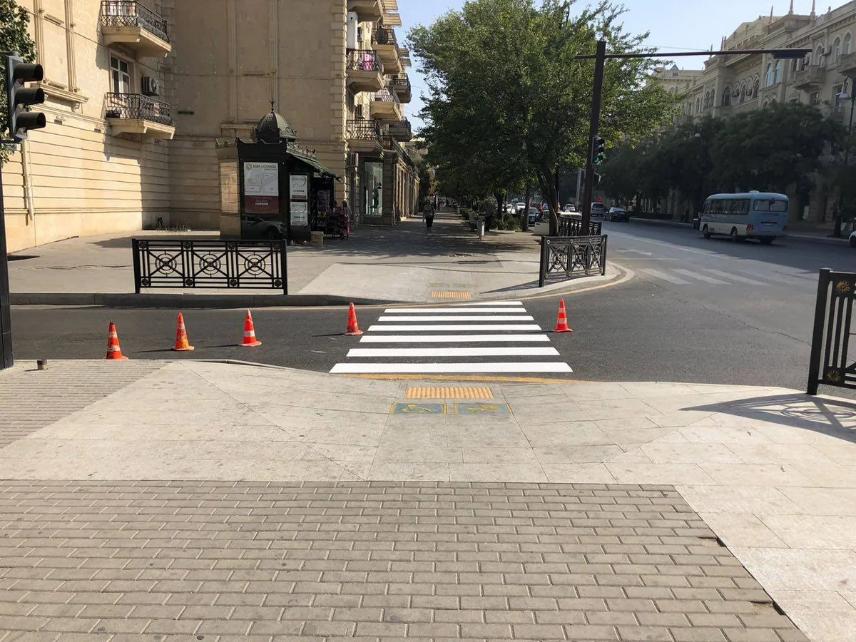 BNA bir sıra küçə və prospektlərdə yeni piyada keçidləri çəkib və mövcud olanları yeniləyib