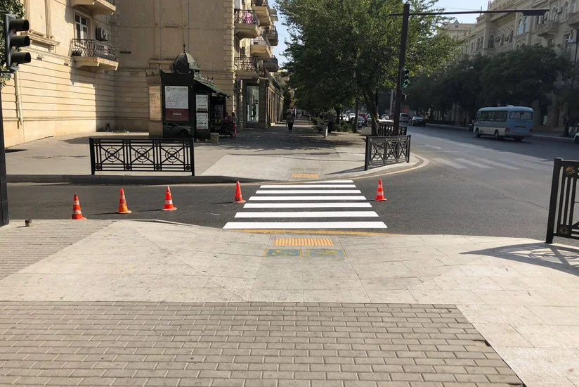 BNA bir sıra küçə və prospektlərdə yeni piyada keçidləri çəkib və mövcud olanları yeniləyib