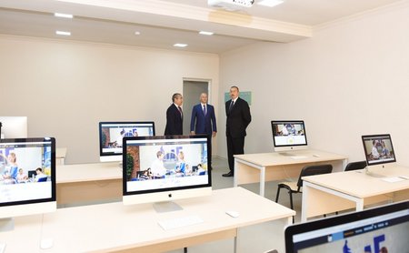 Prezident İlham Əliyev 9 nömrəli Bakı Peşə Liseyinin IT STEP akademiyasında yaradılan şəraitlə tanış olub
