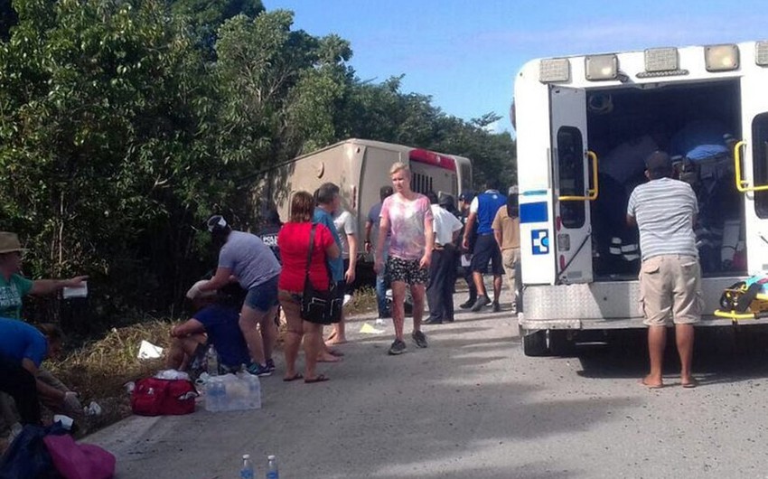 Meksikada avtobus qəzaya uğrayıb, ölənlər var