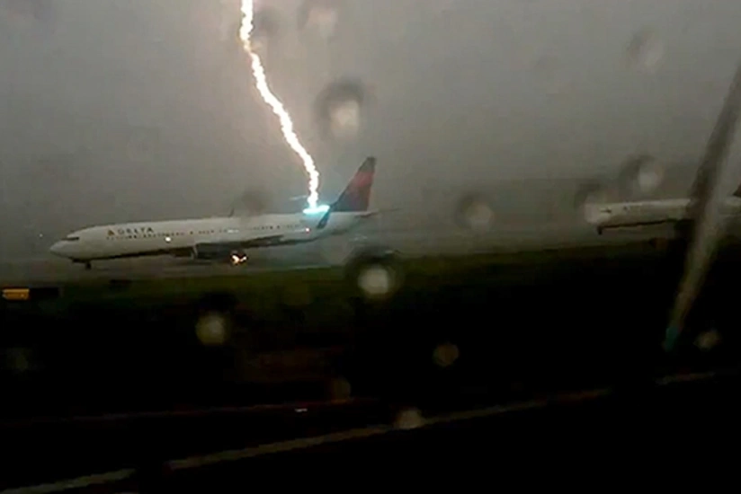Plane  struck by lightning in the United States - VIDEO