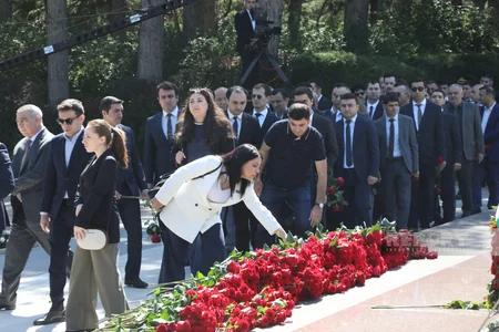 Ümummilli Lider Heydər Əliyevin xatirəsi anılır - FOTOREPORTAJ
