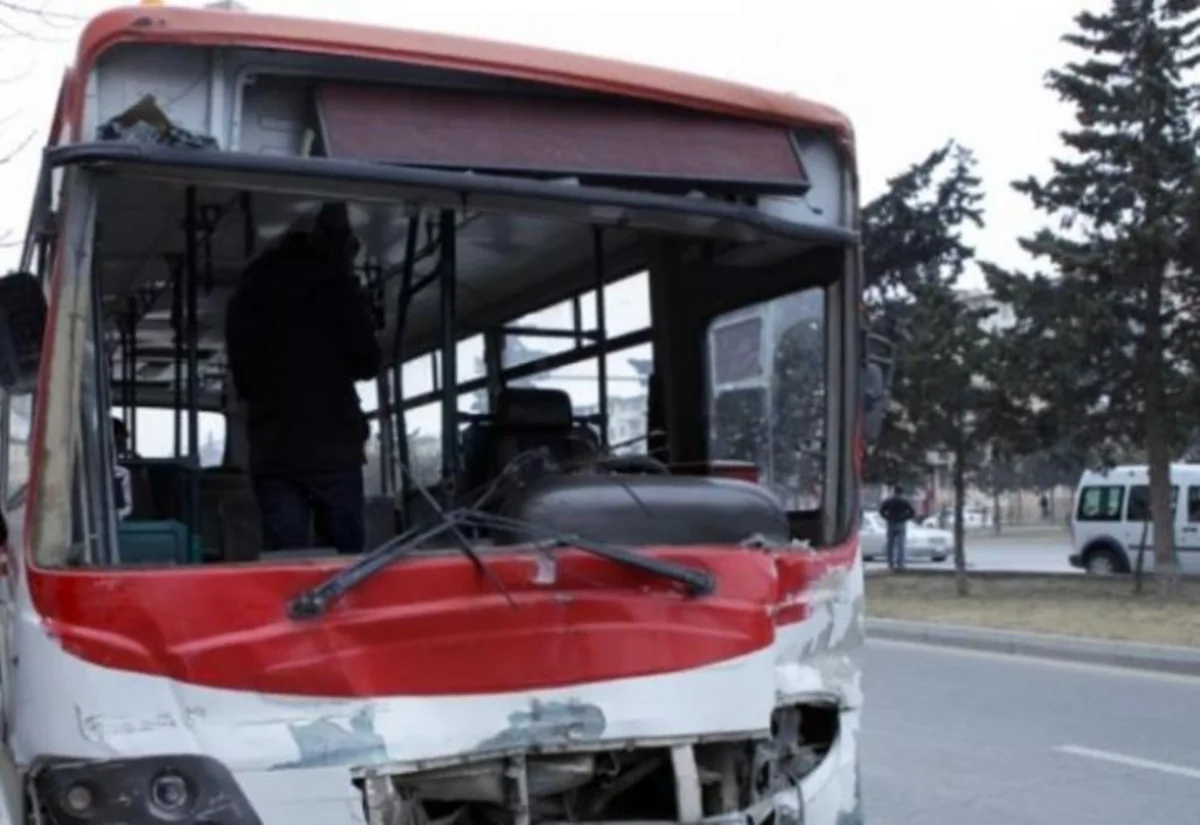 Bakıda marşrut avtobusu qəzaya uğrayıb, 6 nəfər yaralanıb - YENİLƏNİB