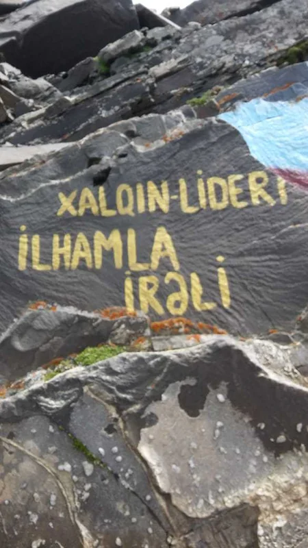 Qubalı alpinist Prezident İlham Əliyevin rəsmini Babadağ zivəsində qaya üzərinə çəkib