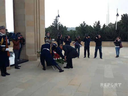 Mövlud Çavuşoğlu Fəxri xiyabanı və Şəhidlər xiyabanını ziyarət edib - FOTO