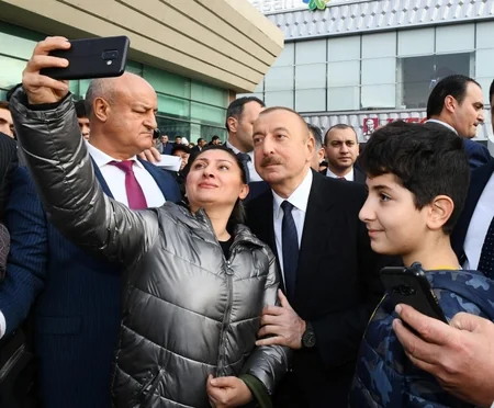 Prezident sakinlərlə söhbət edib, onlarla selfi çəkdirib - FOTOLAR