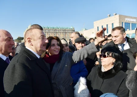 Prezident Sumqayıtın dənizkənarı bulvarında şəhərin sakinləri ilə görüşüb