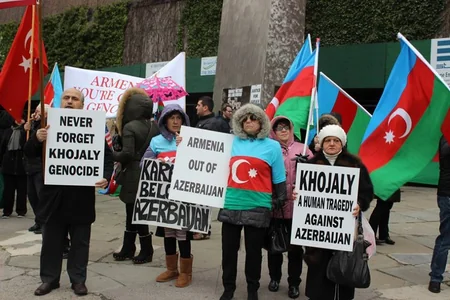 BMT-nin Nyu-Yorkdakı mənzil-qərərgahı qarşısında etiraz mitinqi keçirilib