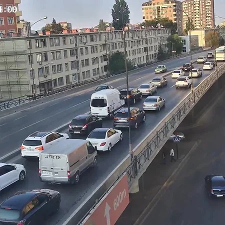 Bakının bir sıra yollarında nəqliyyatın sıxlığı müşahidə olunur - SİYAHI