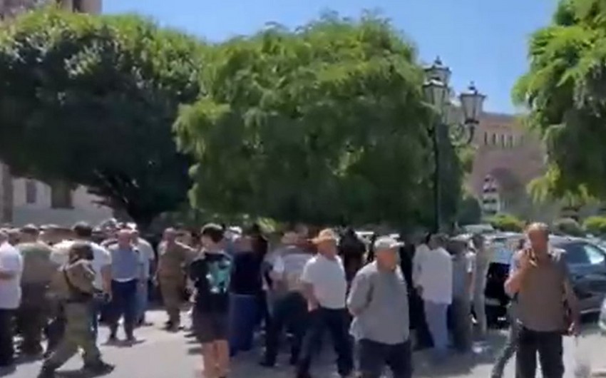 Ermənistanda İkinci Qarabağ müharibəsinin iştirakçıları etiraz aksiyası keçirir