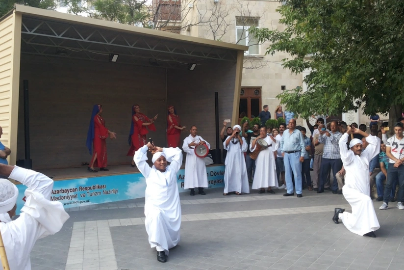 Misirin məşhur folklor rəqs qrupu Bakı küçələrində konsert verib