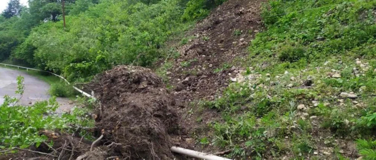 Qubada torpaq sürüşməsi olub