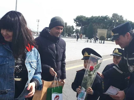 Bakıda yol polisi qadın sürücüləri təbrik edib - FOTO - VİDEO - YENİLƏNİB