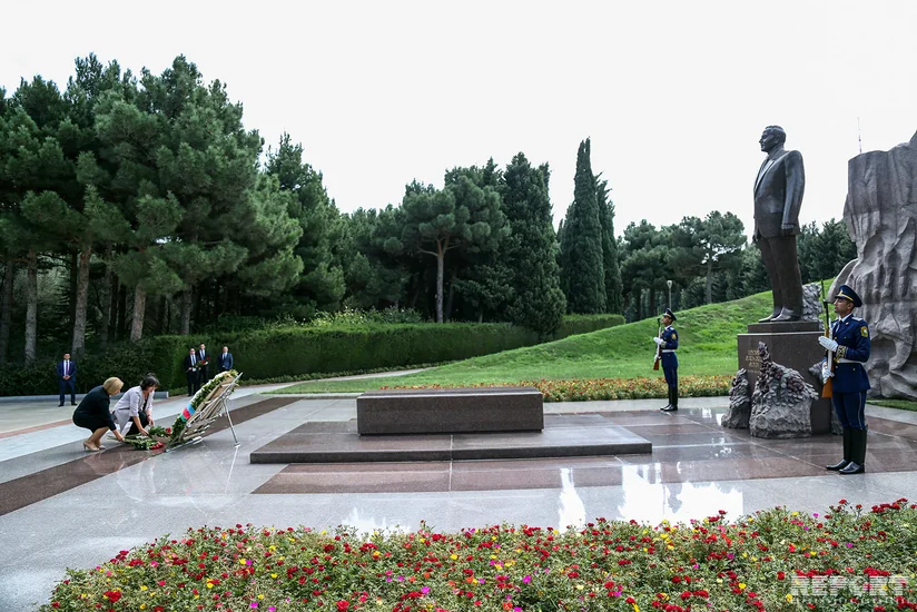 ATƏT PA-nın sədri Bakıda Fəxri xiyabanı ziyarət edib