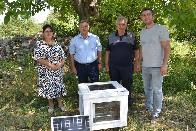 Azərbaycanda bal arılarının gənələrdən təmizlənməsi üçün qurğu hazırlanıb