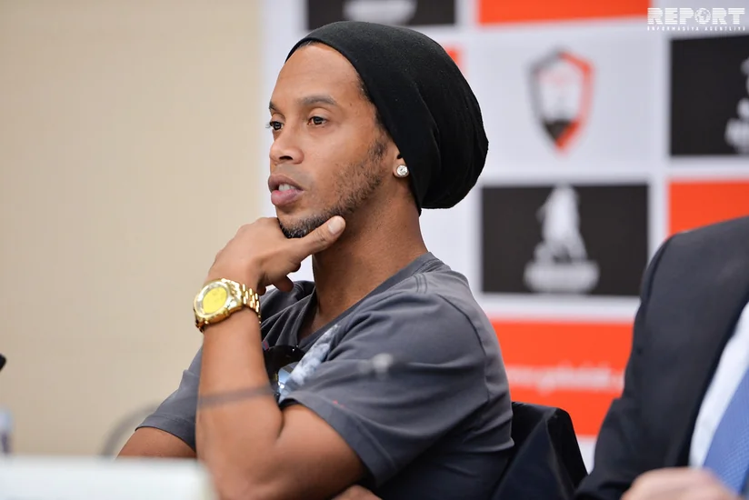 Ronaldinyo futbolçu karyerasını bərpa edir