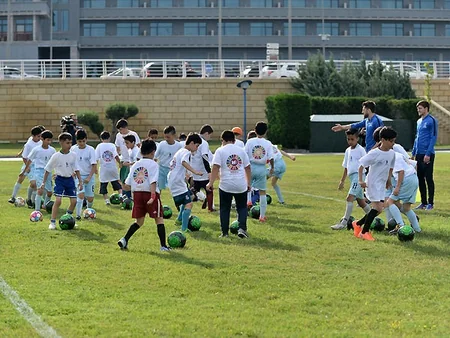 Azərbaycan millisinin futbolçuları uşaqlara master-klass keçiblər