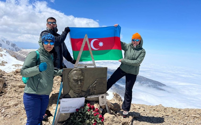 FHN-in bir qrup əməkdaşı “Heydər zirvəsi”nə yürüş edib
