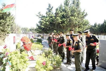 Müdafiə Nazirliyinin nümayəndələri Mübariz İbrahimovun məzarını ziyarət edib