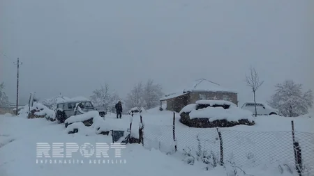 Qubaya yağan qar nəqliyyatın hərəkətində çətinliklər yaradıb - FOTO - VİDEOREPORTAJ