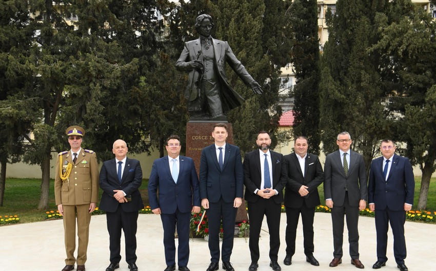 Romanian parliamentarians visit monument of genius composer George Enescu in Baku