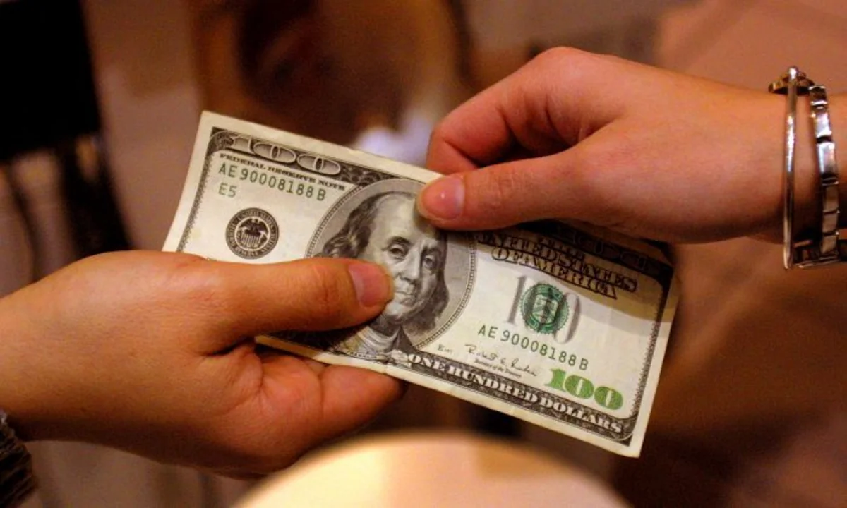 Bakıda bankda saxta dollar dəyişən şəxs tutulub