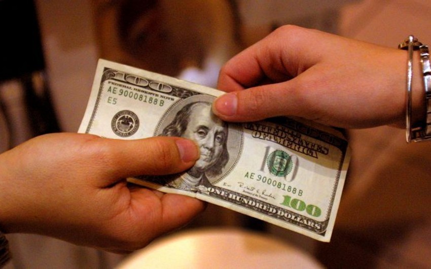 Bakıda bankda saxta dollar dəyişən şəxs tutulub