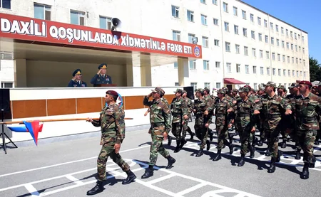 Vilayət Eyvazov əsgərlərlə nahar edib