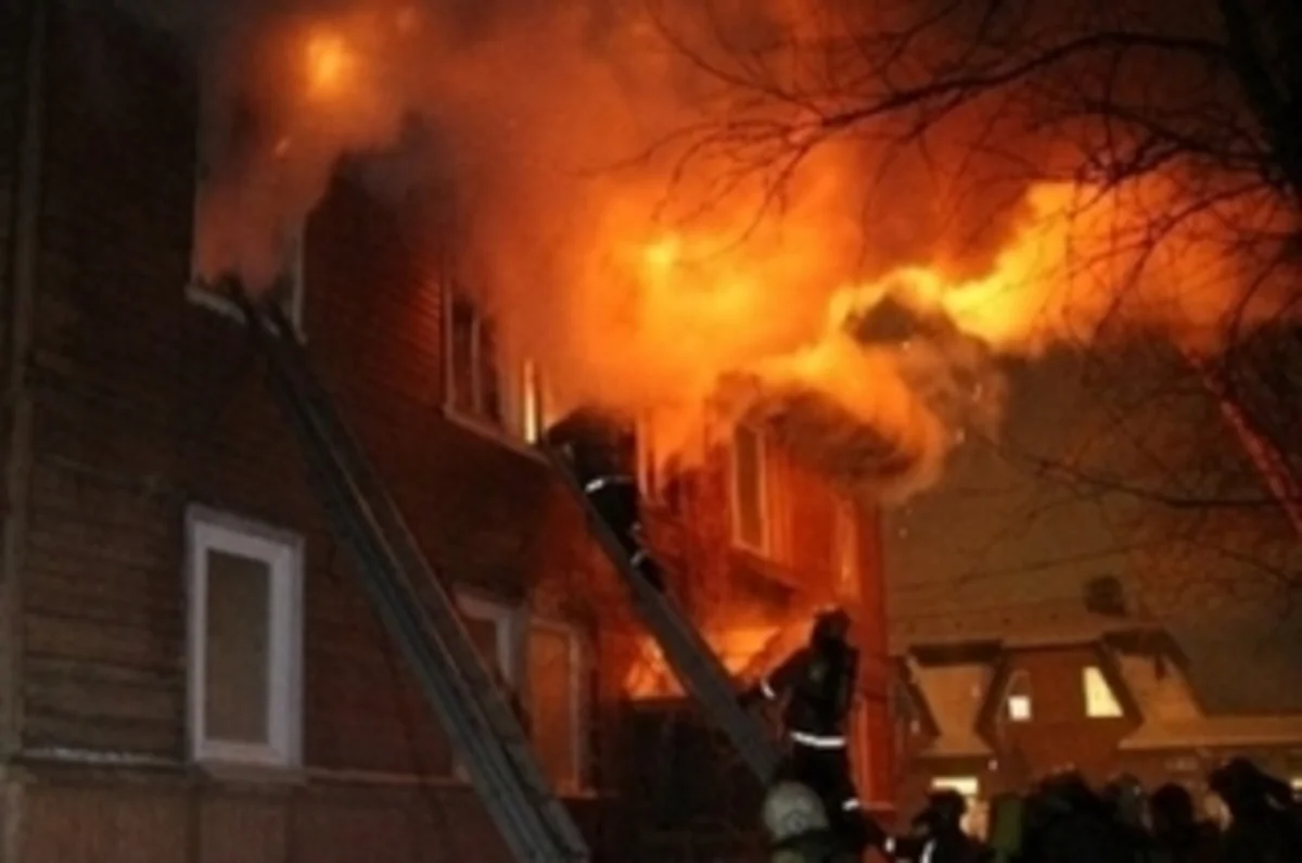 ​Şəkidə ikimərtəbəli ev yanıb