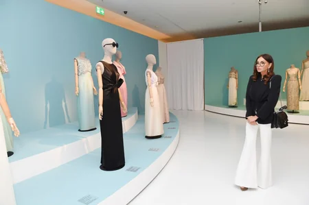 Mehriban Əliyeva “Modernizm və moda” sərgisinin açılışında iştirak edib