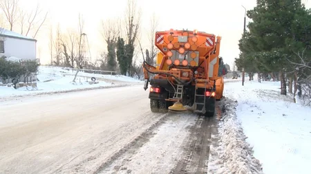 Yeni Günəşli qəsəbəsində yollar buzdan təmizlənir - VİDEO