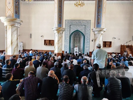 Nərimanovdakı “Cümə” məscidində təmirdən sonra ilk Cümə namazı qılınıb