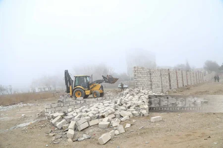 Bakıda dövlət qurumu dənizkənarı ərazidə qanunsuz tikilinin qarşısını alıb