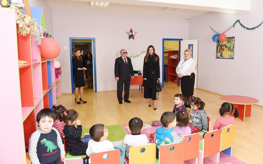 Mehriban Əliyeva Binə qəsəbəsində yeni tikilən körpələr evi-uşaq bağçasında yaradılan şəraitlə tanış olub