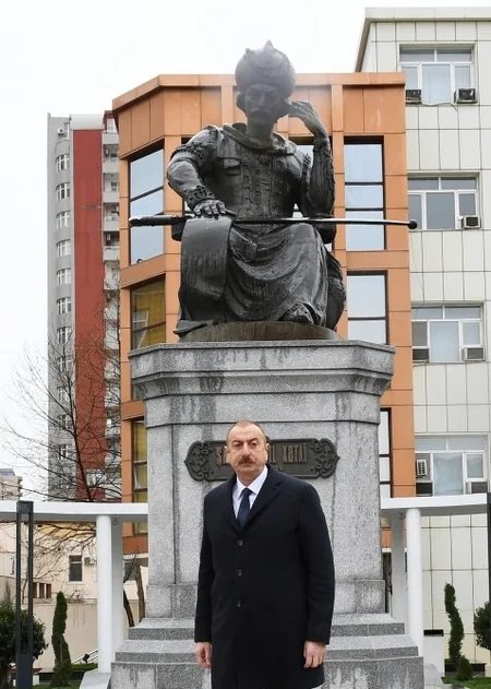 Prezident Xətainin heykəlinin köçürüldüyü parkda olub