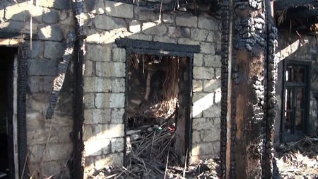 Neftçalada dördotaqlı ev yanaraq külə döndü