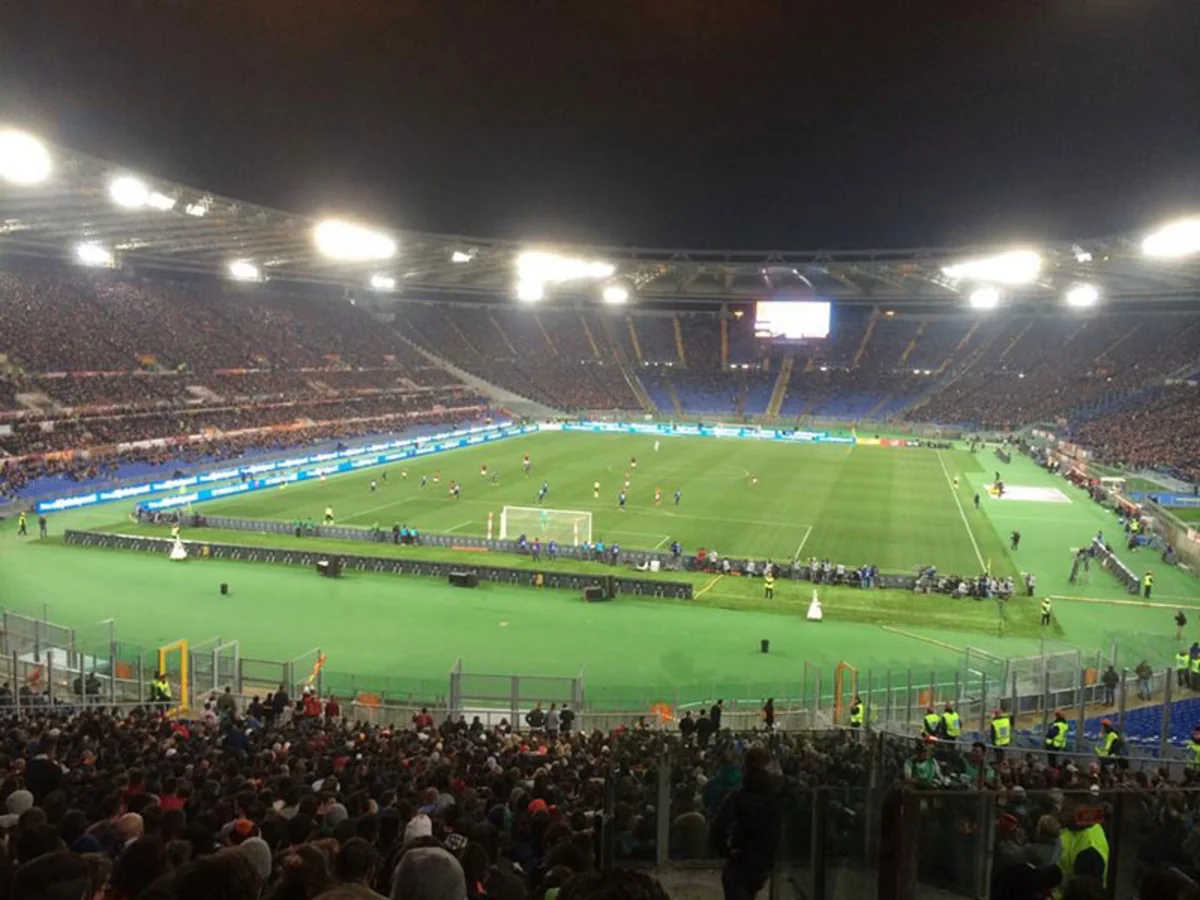 Roma - Atalanta oyunu zamanı stadionun üzərindən asteroid uçub